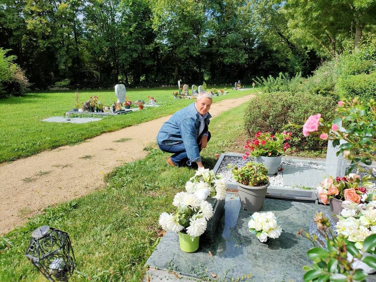 Flore Dubois entretient, désherbe et fleurit les sépultures avec Mémo’Tomb. | OUEST-FRANCE