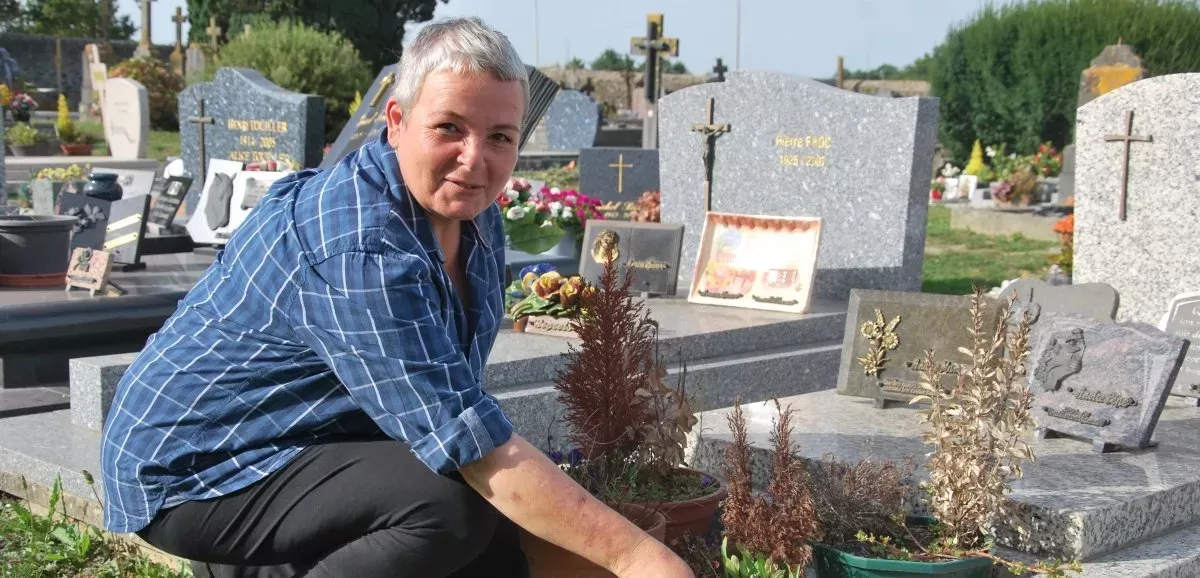 Flore Dubois de Mémo'Tomb en plein nettoyage. - JL Petit